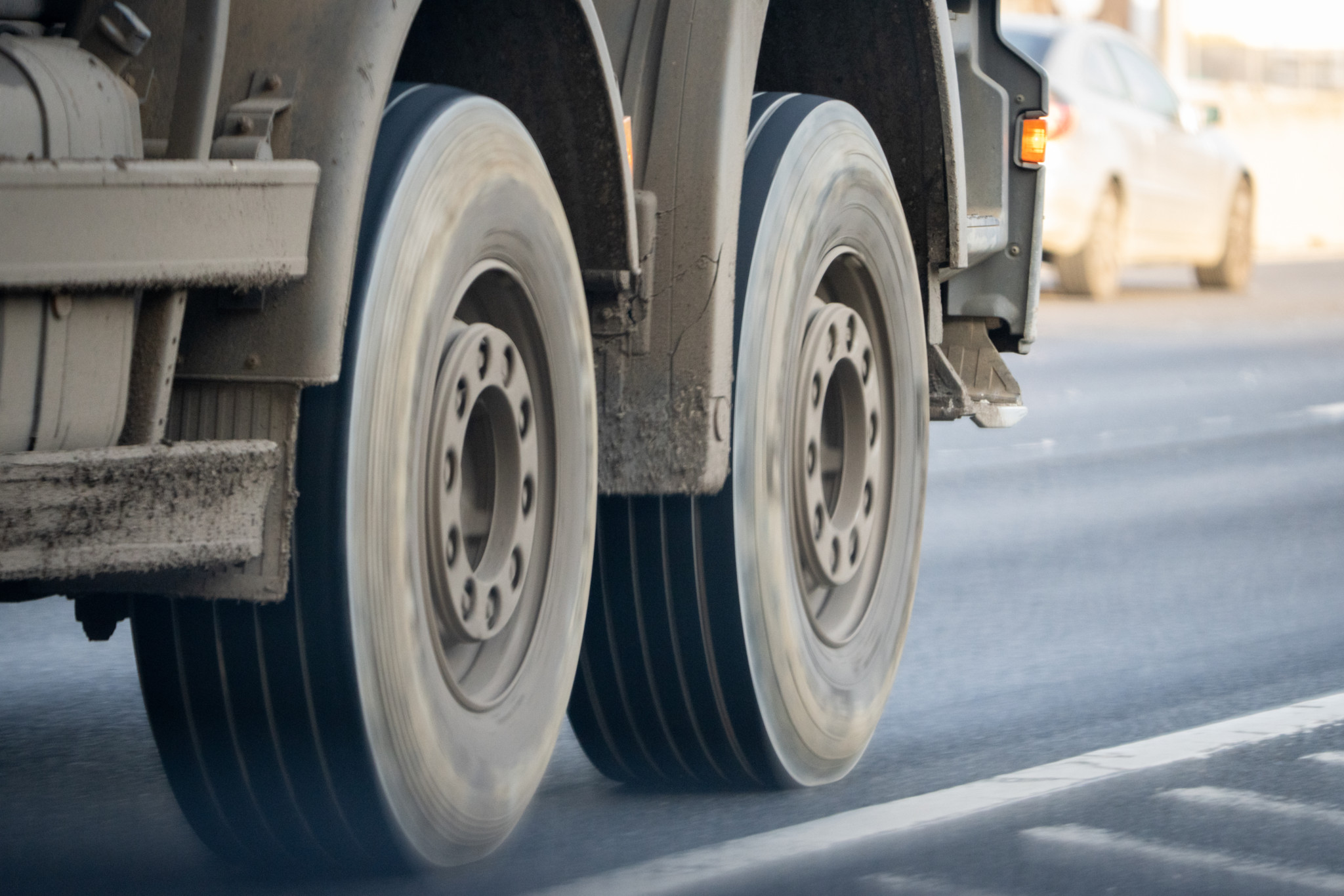 Perte de maîtrise: Un camion rempli de goudron se renverse sur la route à Éclépens