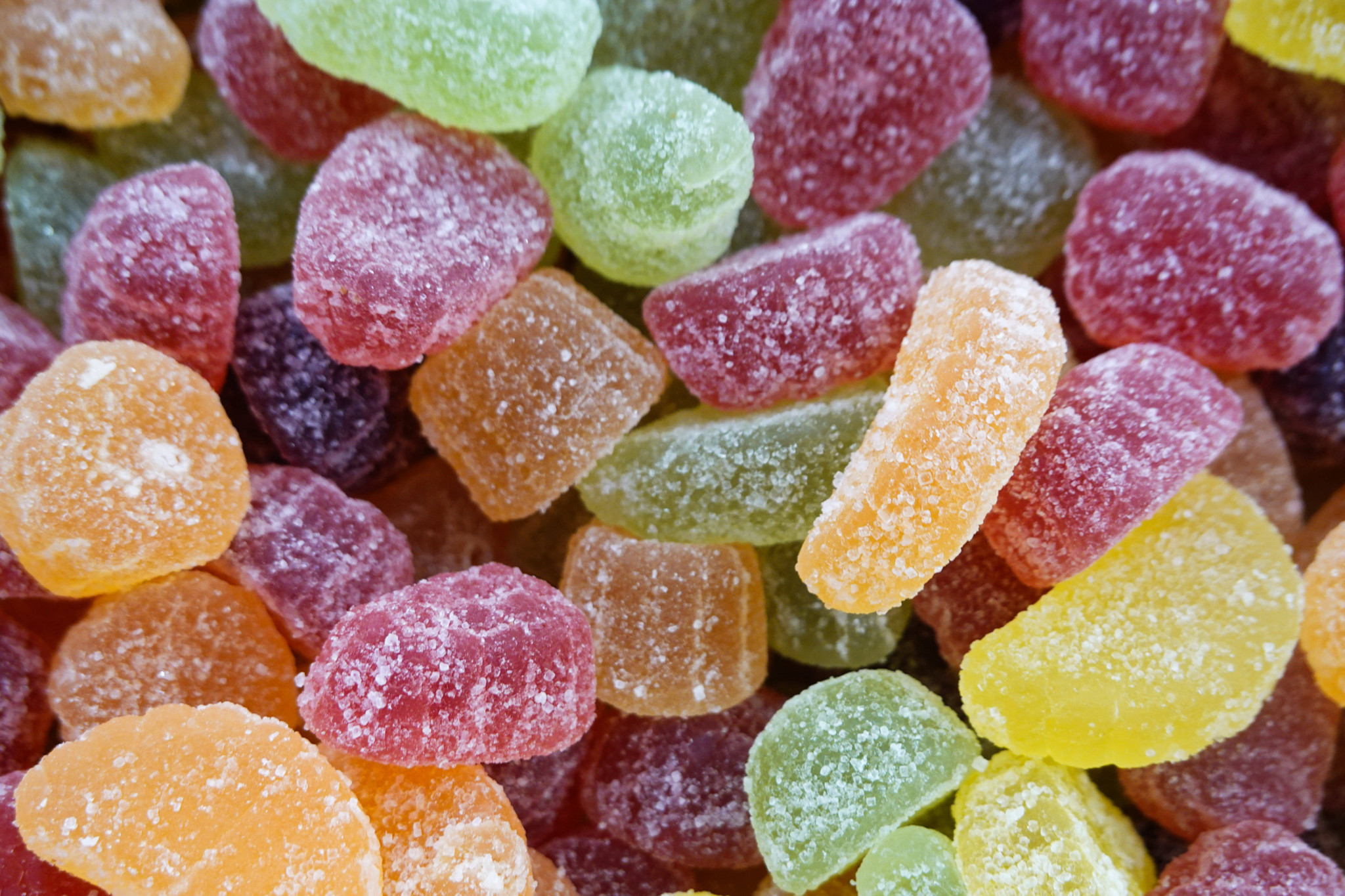 Vergehen gegen Betäubungsmittelgesetz: Gefährliche Fruchtgummis mit THC: Mann wegen illegaler Bestellung verurteilt