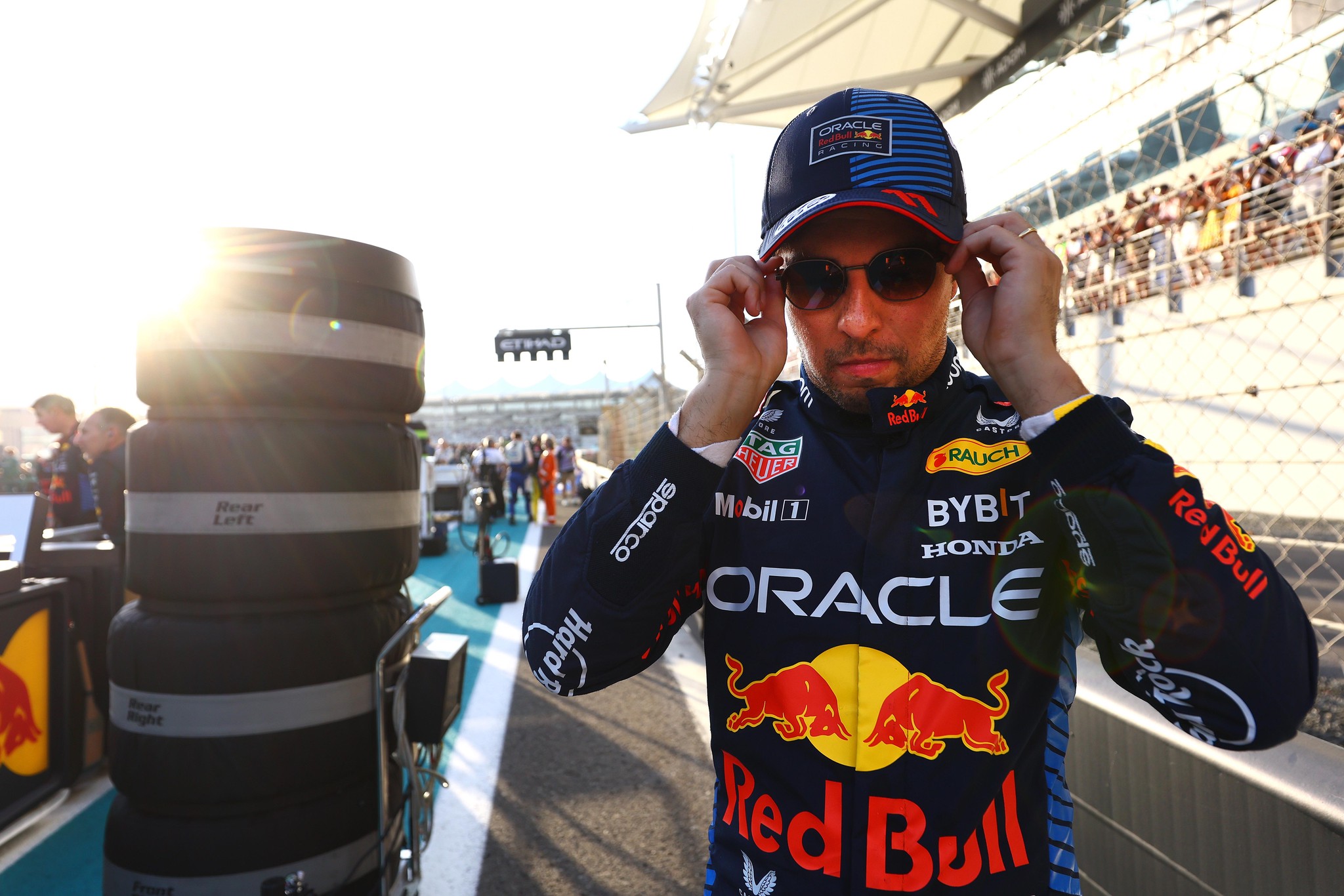Sergio Perez von Oracle Red Bull Racing bereitet sich auf das F1-Rennen am Yas Marina Circuit in Abu Dhabi vor.