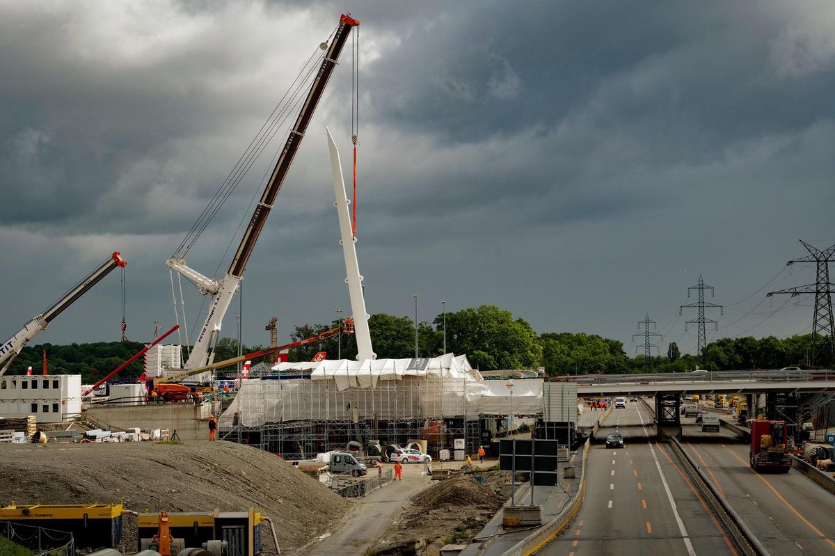 Coupe schématique du futur pont haubané. À gauche, côté aéroport, le tablier franchit une bretelle permettant l’accès à l’autoroute. À droite du pylône, côté Grand-Saconnex, le tablier enjambe le faisceau autoroutier.