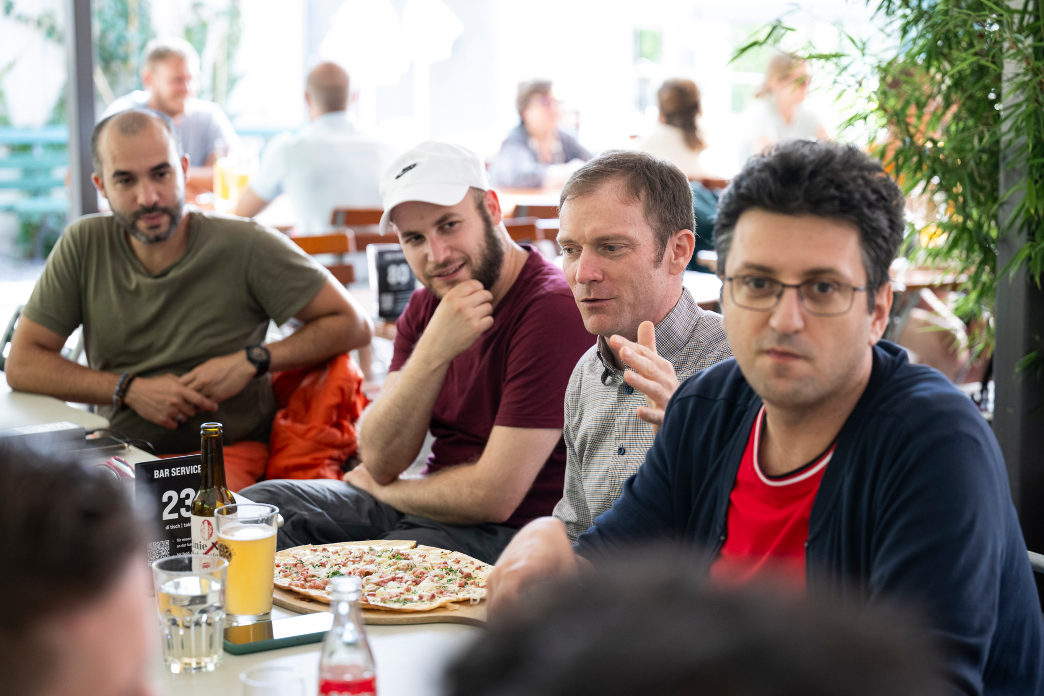 Chagai Friedlander, Jochen Bergmann and Boris Krstic from the FIRE movement in a conversation over food and drinks on July 22, 2025 in Bern.