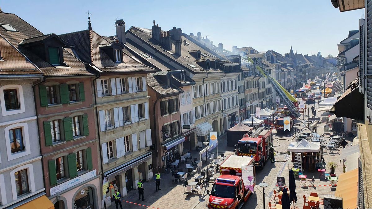 L’immeuble de la Grand-Rue 41 a été ravagé par les flammes. Quatre personnes de trois foyers y résidaient. Une boutique au rez-de-chaussée et un cabinet de fiduciaire au 1er étage sont également concernés.