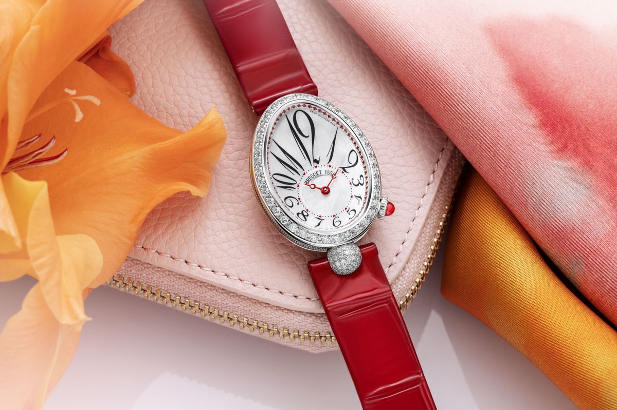 Chez Breguet, c’est le modèle Reine de Naples qui se voit ainsi orné de touches de rouge.