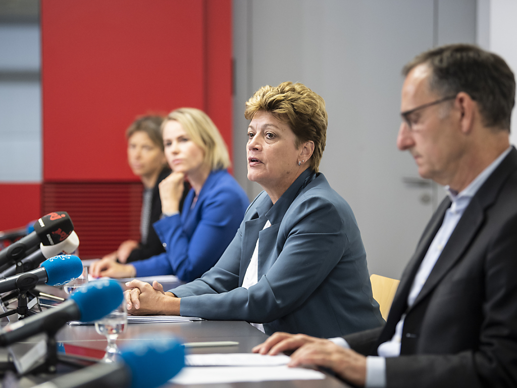 Die Regierungspräsidentin des Kantons Zürich, Silvia Steiner, hat zusammen mit weiteren Regierungsmitgliedern am Freitag  einmal mehr das weitere Vorgehen zur Bekämpfung der Covid-19-Pandemie bekanntgegeben. (Im Bild eine Corona-Orientierung im August)