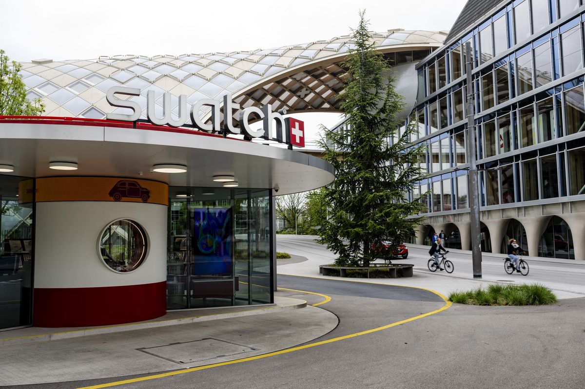Bâtiment du siège du Swatch Group et la Cité du Temps à Bienne, dans le canton de Berne, avec une architecture moderne éclairée en journée.