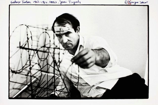 Jean Tinguely en 1963 avec l'un de ses «Moulins à prières» en fil de fer, le sculpteur a alors 38?ans.