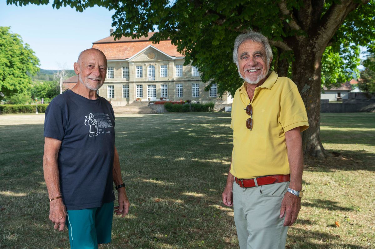 Des passionnés comme Raymond Gruaz (à gauche) et Claude Dizerens (à dr.) ont mis une dizaine d’années pour baliser le sentier qui a vu passer les Huguenots par la Suisse entre Genève et Morat.