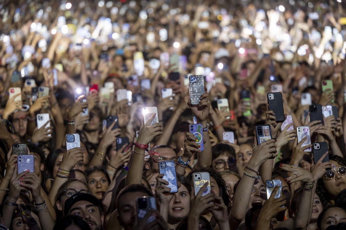 Spectateurs filment avec leurs téléphones portables lors du concert de Damso au Festival de Paléo à Nyon, Suisse, le 23 juillet 2023.