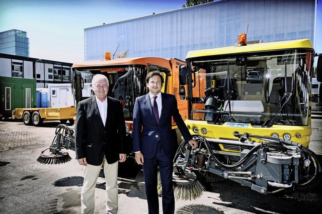 Luc Barthassat, conseiller d'Etat, et Guillaume Barazzone, conseiller administratif en Ville de Genève, devant des véhicules des voiries de la Ville et du Canton.