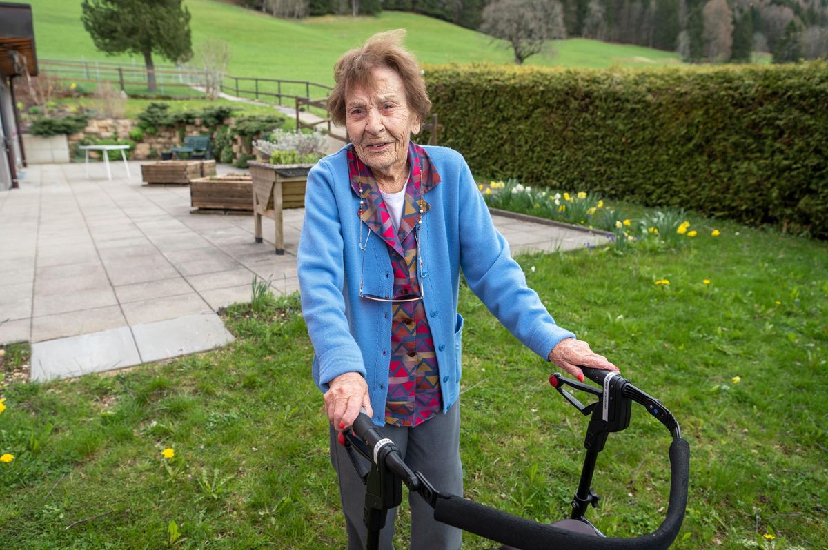 Au foyer Agapê de L’Orient où elle vit, la vieille dame se déplace encore facilement avec son déambulateur et le lâche de temps en temps.
