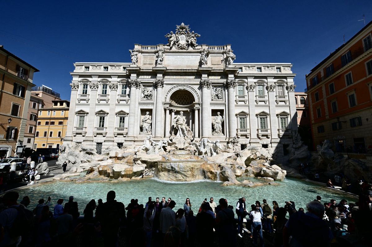 Tourists visit the Trevi Fountain on March 21, 2024 in Rome. (Photo by Alberto PIZZOLI / AFP)