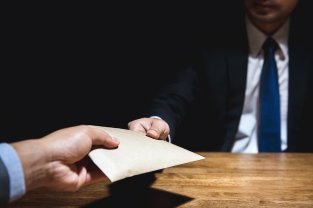 A Berne, le débat sur le financement des partis et des campagnes électorales est récurrent depuis vingt ans en tout cas. Le système suisse s'accommode des petits cadeaux. Mais quand ça dérape, malheur à celui qui est pris dans la nasse.