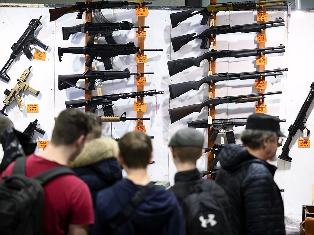 Des visiteurs observent des armes exposées à la 30e édition de la Bourse aux armes à Lausanne.