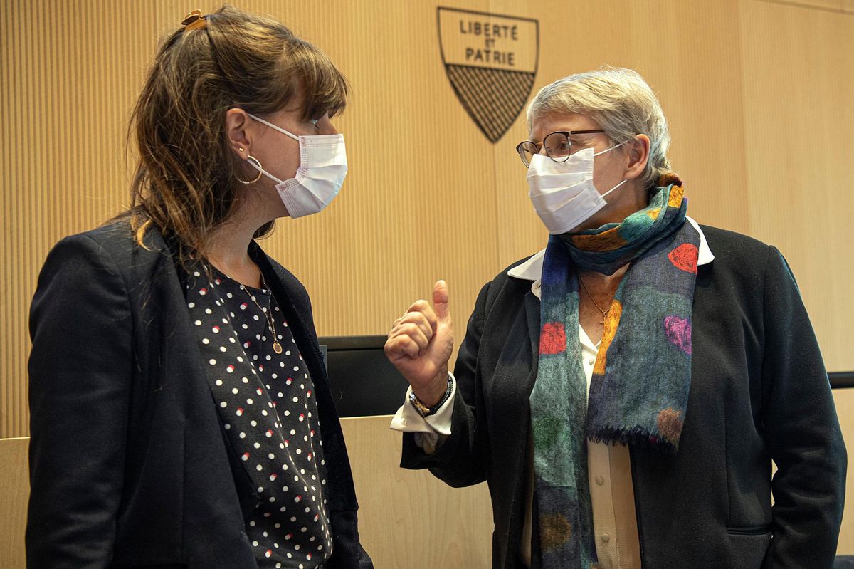 La campagne de vaccination vaudoise accelere selon le rythme prevu. Les Conseilleres d'Etat Rebecca Ruiz et Beatrice Metraux dans la salle du Grand COnseil vaudois, vendredi 22 janvier 2021.  ARC Jean-Bernard 
