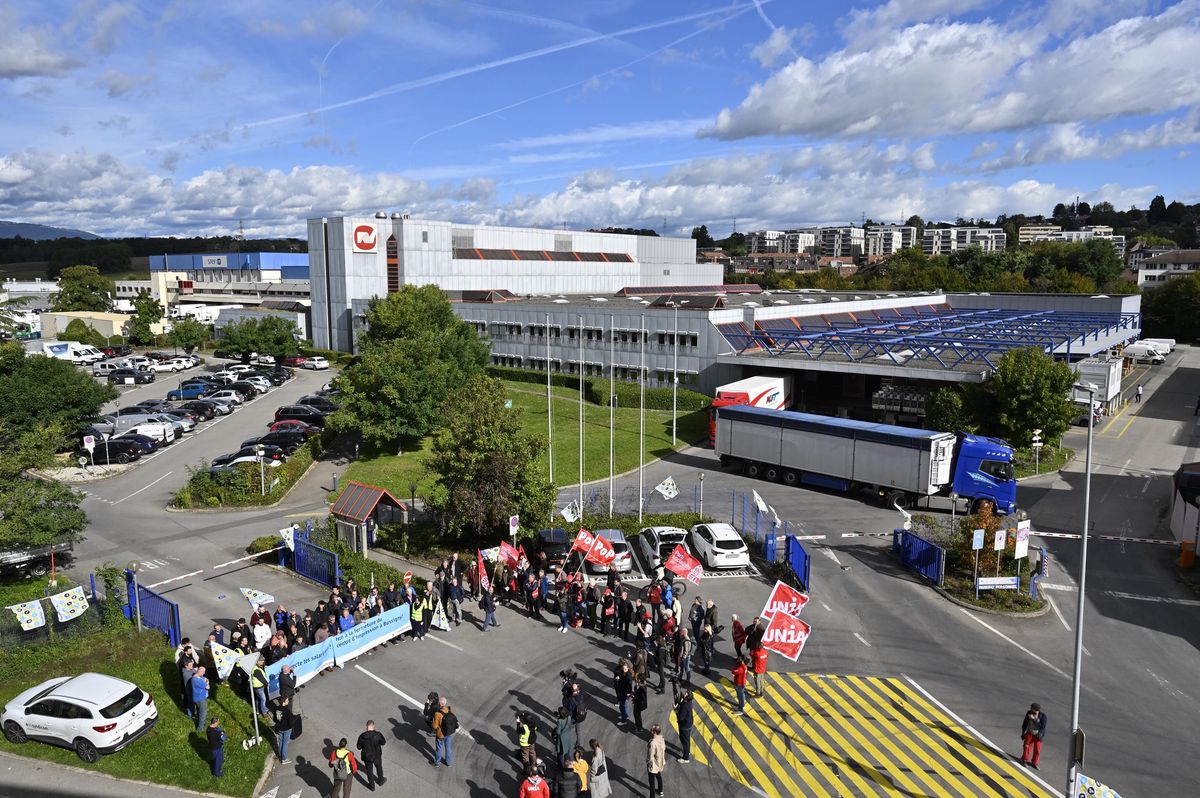 Manifestation des imprimeurs de Bussigny contre la fermeture du site devant l'usine de TX Group à Bussigny, avec des travailleurs, syndicats et politiciens de gauche. Photo Patrick Martin/24HEURES.