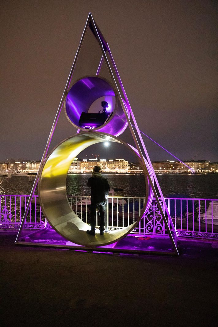 «Kontakt» permet de faire traverser la rade à un rayon laser, du Jardin anglais à la Rotonde du Mont-Blanc.