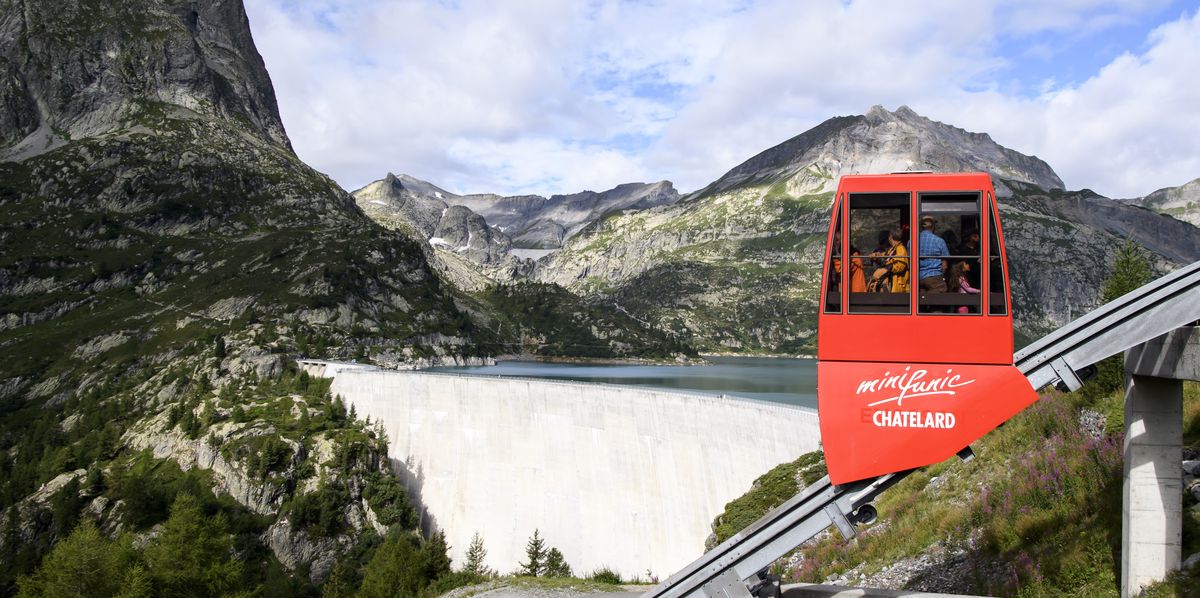 Le Minifunic devant le barrage d'Emosson à Finhaut-Emosson, dans le canton du Valais, en Suisse, le jeudi 15 août 2019. (KEYSTONE/Anthony Anex)