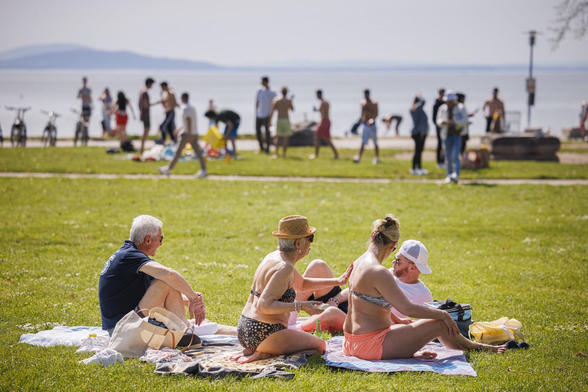 People enjoy the unusually warm weather for the month of April, with several regions of Switzerland experiencing over 25 degrees, by Lake Geneva, in Lausanne, Switzerland, Saturday, April 6, 2024. (KEYSTONE/Valentin Flauraud)