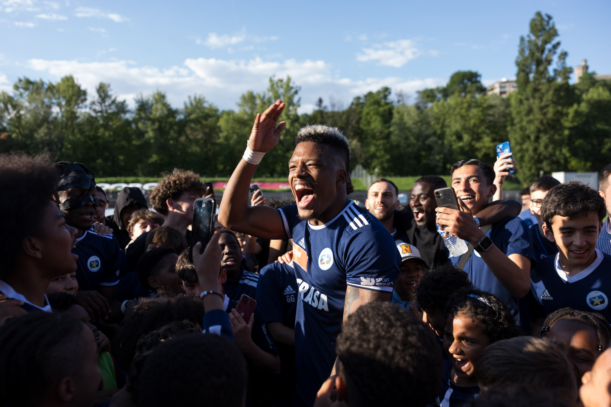 Joie des carougeois apres la promotion en Challenge League, Matheus Vieira (Carouge), durant le match de la 32eme de Poromotion League entre Etoile Carouge FC et Young Boys M-21, le samedi 11 mai 2024 au Stade de la Fontenette, a Carouge (Bastien Gallay / GallayPhoto)