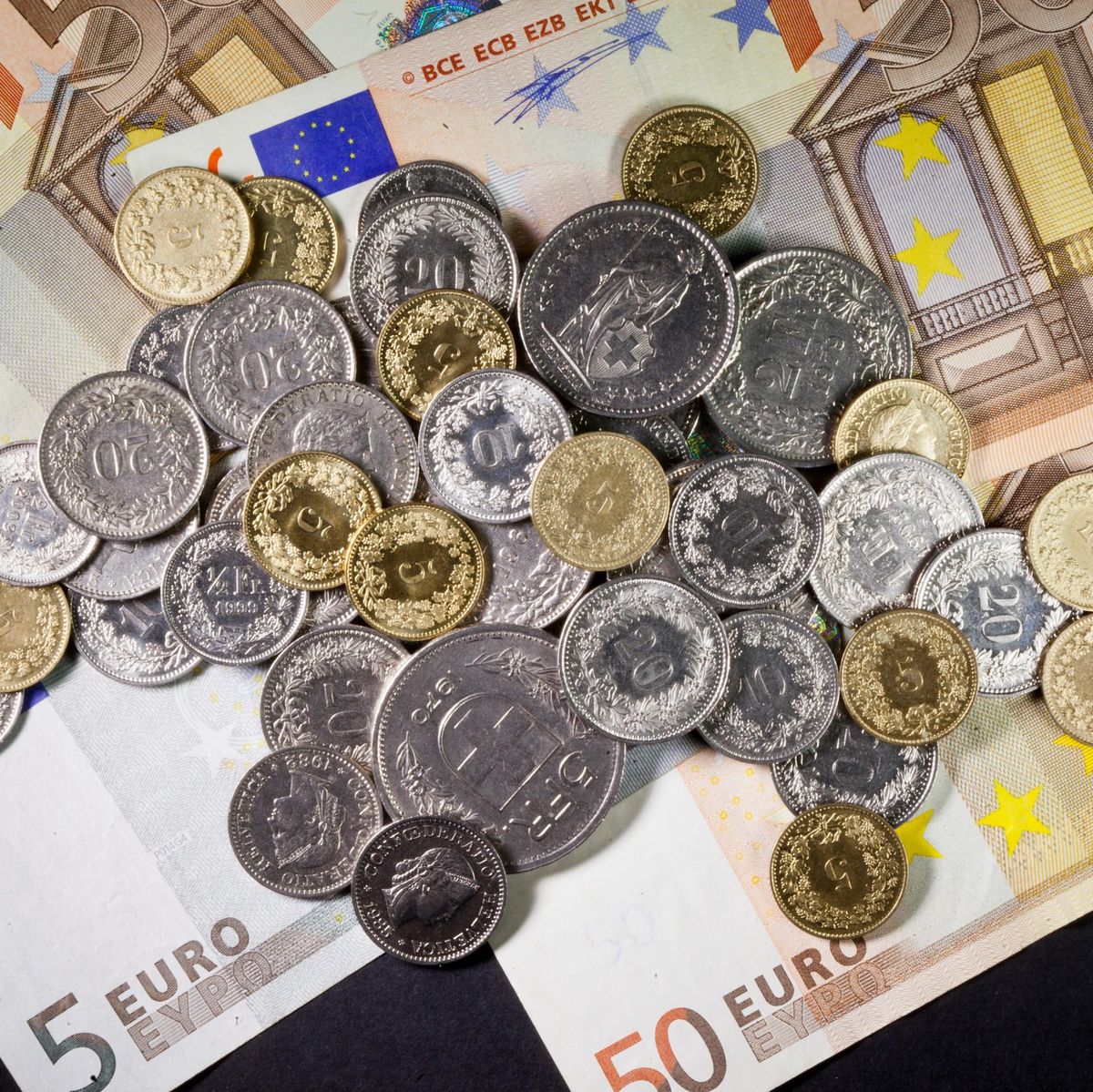 Pièces suisses posées sur des billets en euros, photographiées le 12 juin 2012.