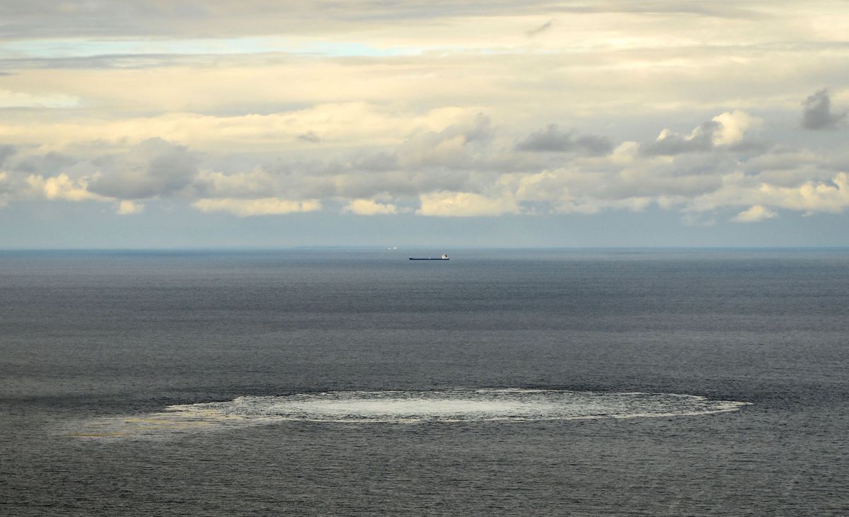 Fuite de gaz dans la mer Baltique près de l'île danoise de Bornholm, provoquée par des explosions sous-marines survenues en septembre 2022, affectant les gazoducs Nord Stream.