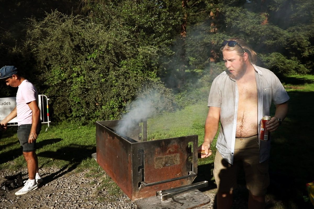 Genève le 08.07.2024, Parc La Grange, Espace de grillades, Mathieu prépare un barbecue © Georges Cabrera