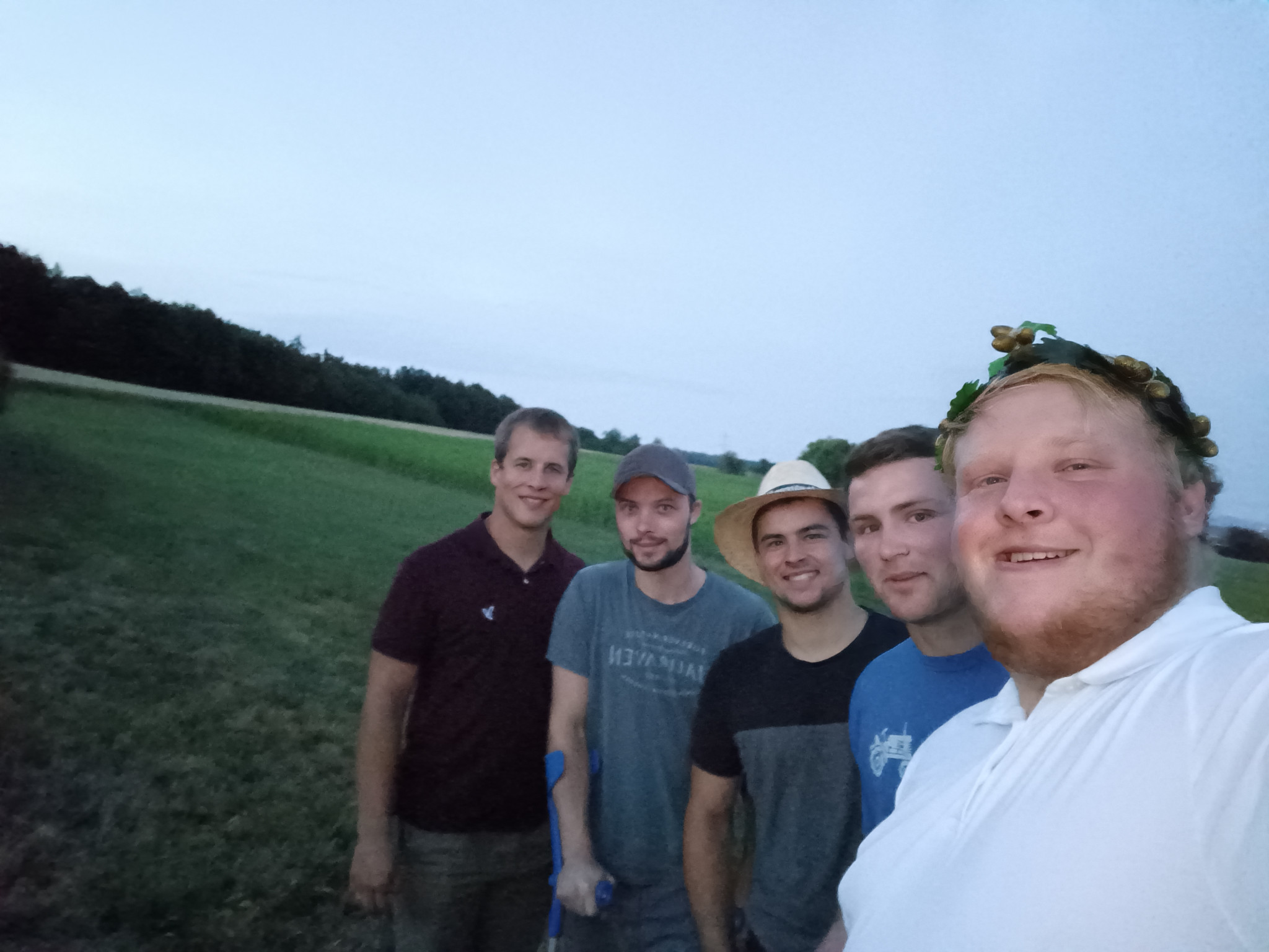 Roman Bickel (vorne) mit den Unterländer Aktivschwingern Tobias Kiener, Lukas Arnold, Raphael Kiener und Cedric Galli (von links) nach dem Appenzeller Kantonalen in Oberegg, wo Bickel den achten Kranz seiner Karriere holte.
