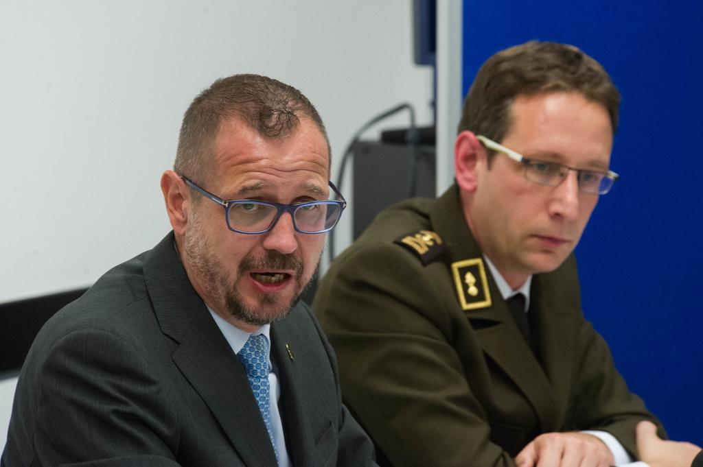 Mehr Einsätze wegen privater Streitigkeiten in Corona-Zeiten: Marco Zambetti, Offizier der Tessiner Kantonspolizei (l.), gibt Zahlen und Statistiken bekannt.