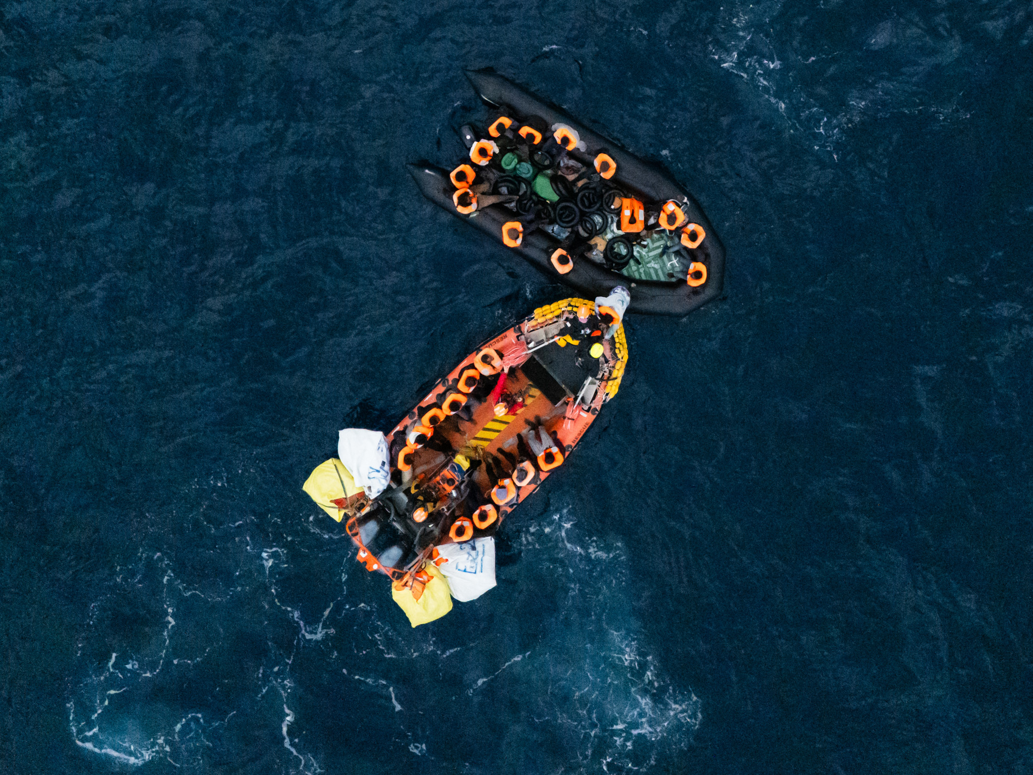 Flucht über das Mittelmeer: 19 Leichen auf Flüchtlingsboot vor Lampedusa entdeckt – 58 Menschen gerettet