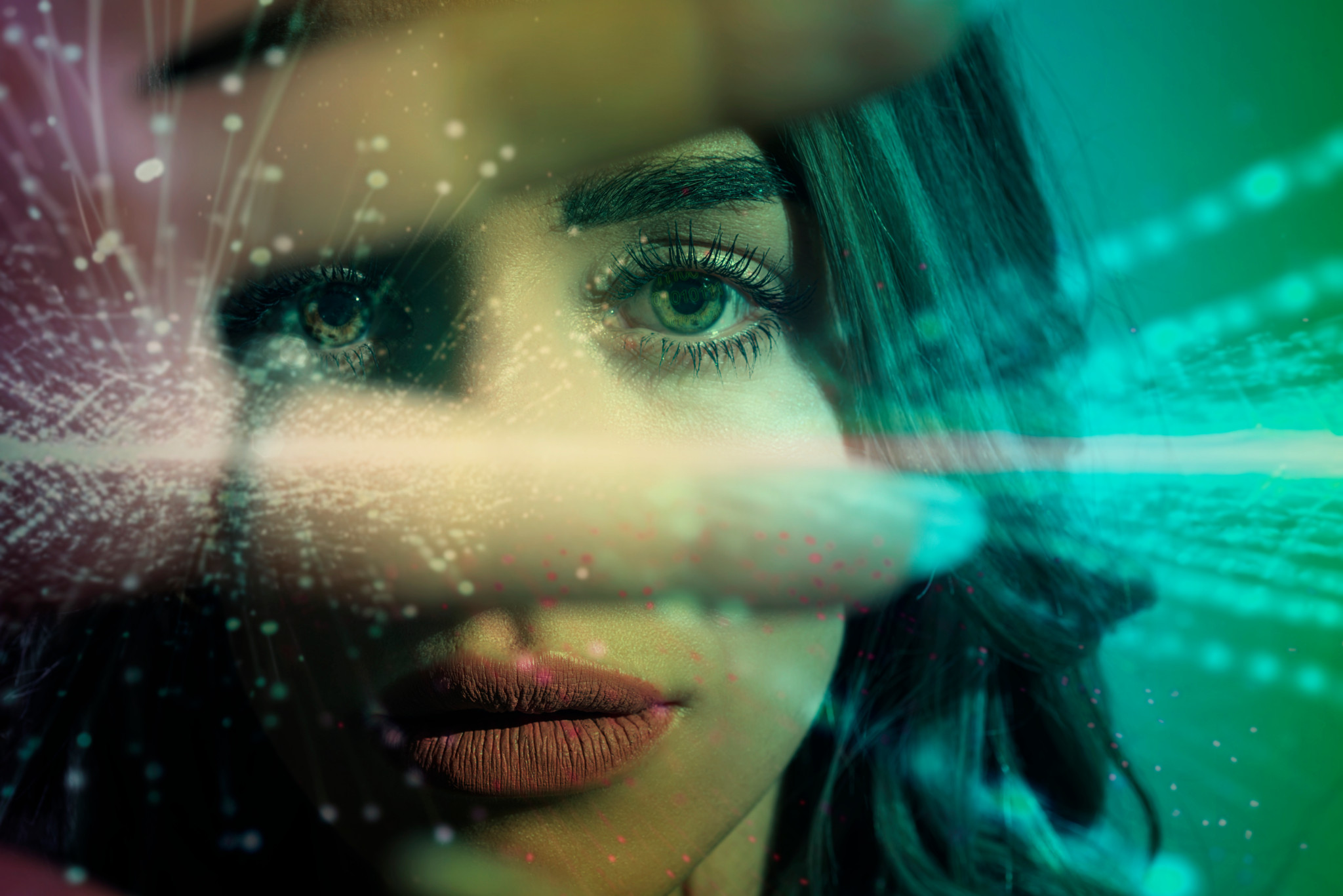 Nahaufnahme einer Frau, die mit futuristischer digitaler Technologie interagiert, mit leuchtend türkisen Datenstrahlen und Lichtpunkten.