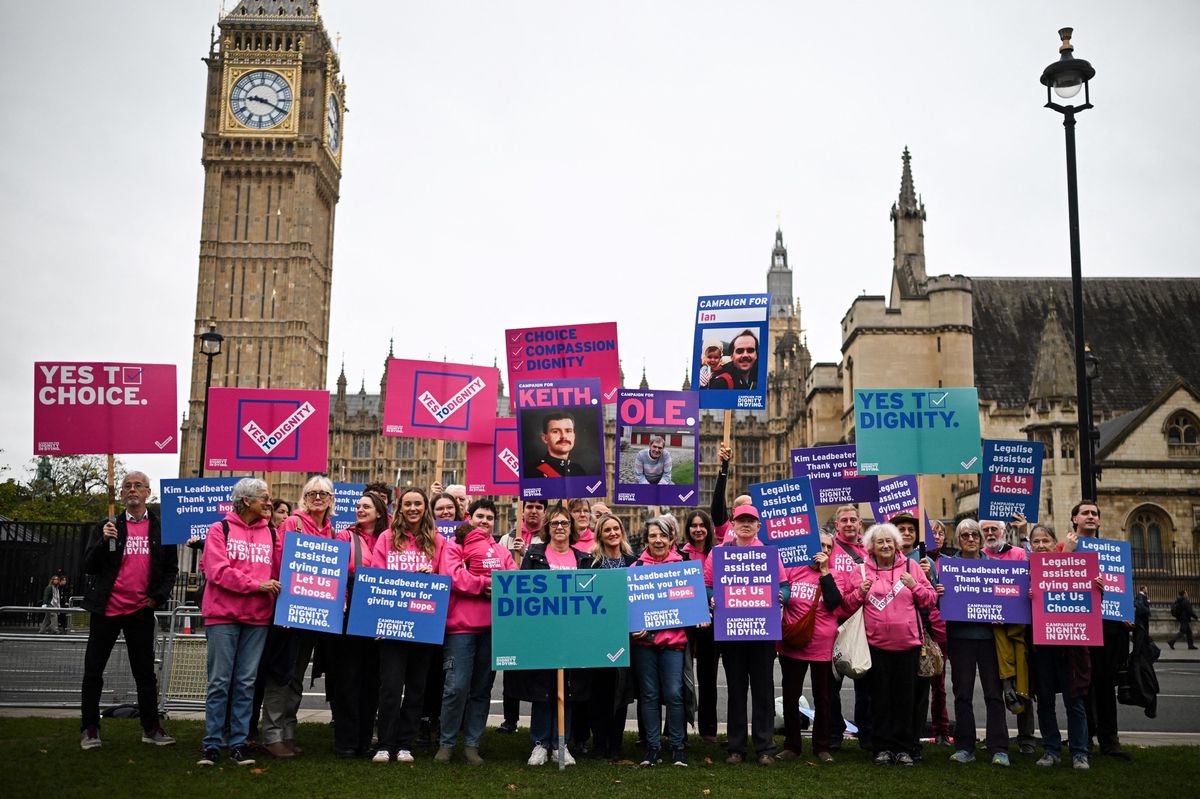 Manifestants de ’Dignity in Dying’ portant des pancartes devant le Palais de Westminster à Londres, soutenant la légalisation de l’euthanasie au Royaume-Uni, le 16 octobre 2024.