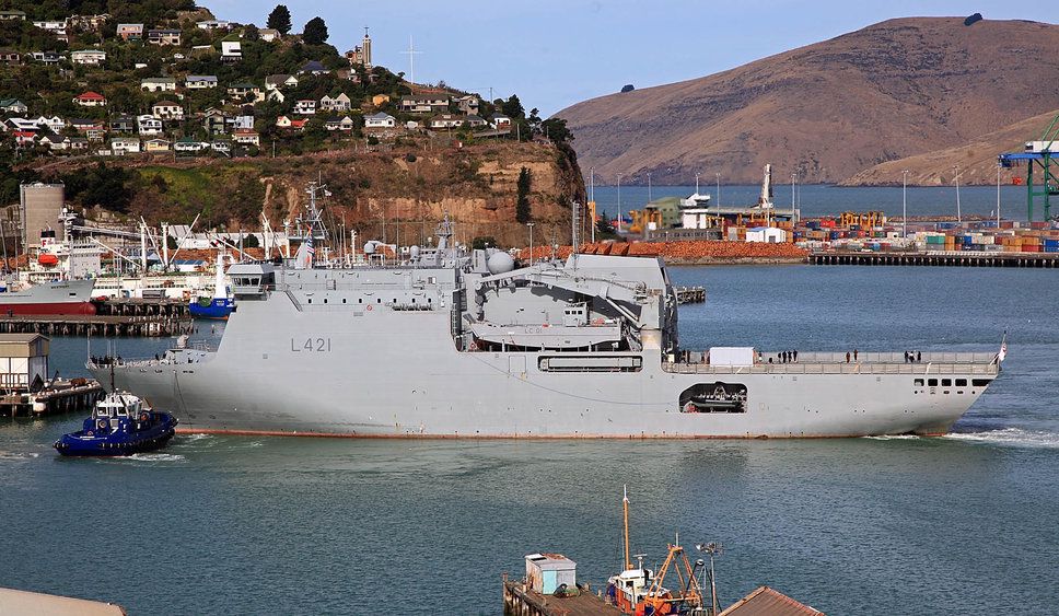 Un premier bâtiment militaire néo-zélandais a jeté l'ancre devant Kaikoura pour participer à l'évacuation des touristes coincés. (Mercredi 16 novembre 2016)