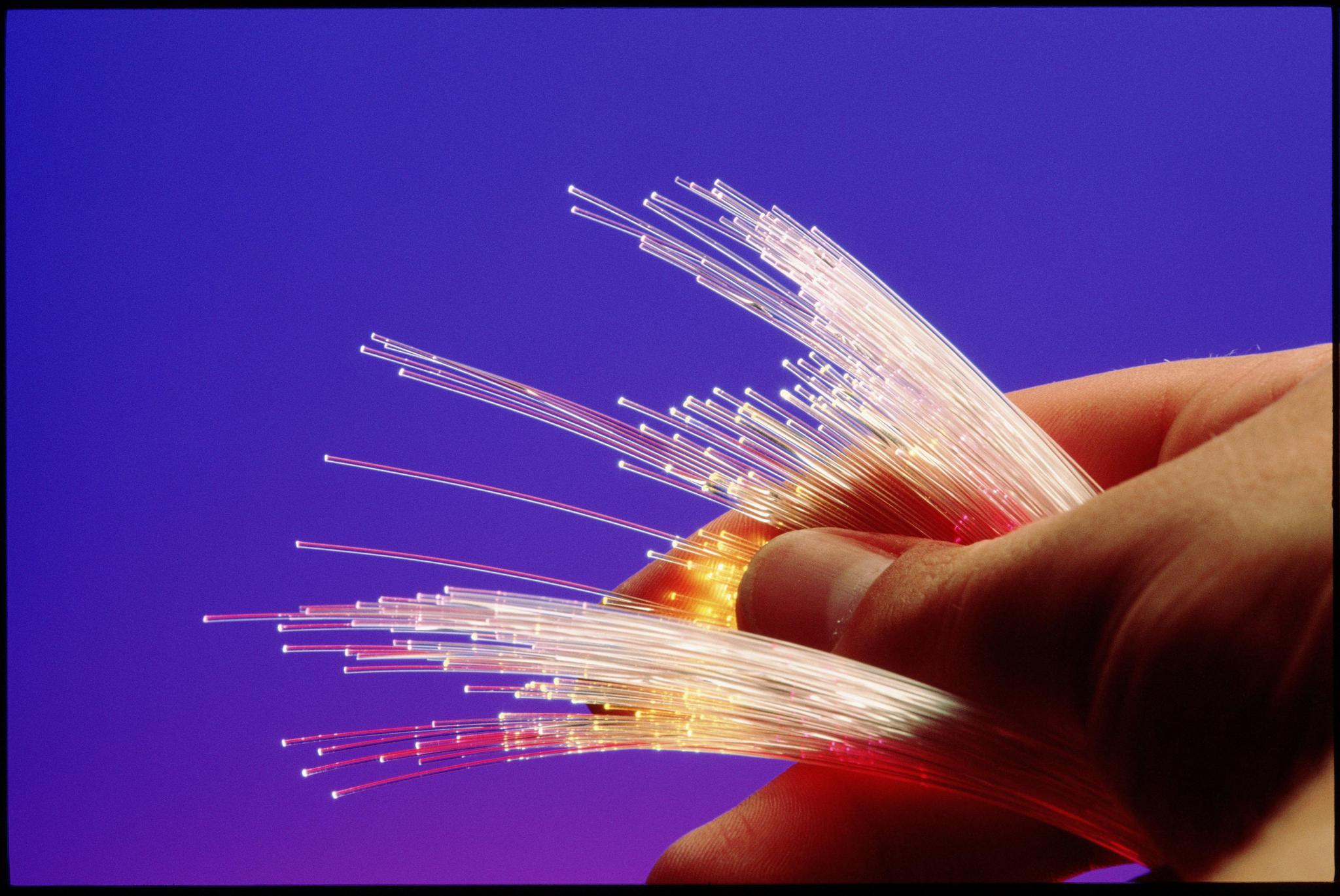 Die Glasfasertechnologie erlaubt schnellere Surfgeschwindigkeiten im Internet.