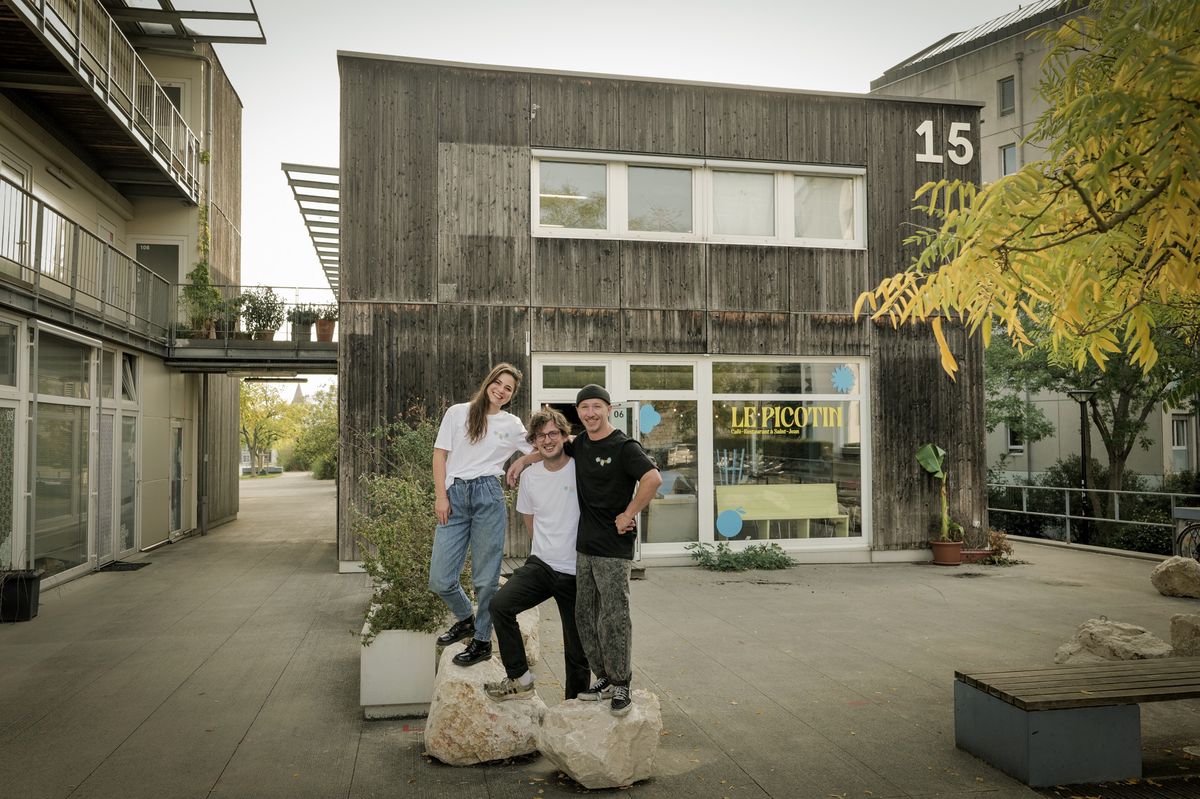 Genève, le 17 octobre 2023. Sur les voies de Saint-Jean pour que les nouveaux gérants de La Fraîche nous présentent leur projet, café-restaurant qui s'appelle désormais Le Picotin: Marie de Freudenreich, Colin Martinuzzi et Jean-Baptiste Nacher.