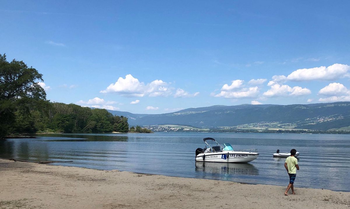 Un bateau laisse tourner son moteur et ça fait des remous