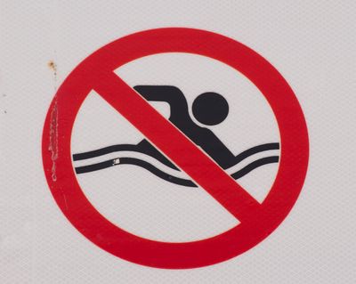 De la matière fécale dans l’eau contraint la Commune à fermer la plage