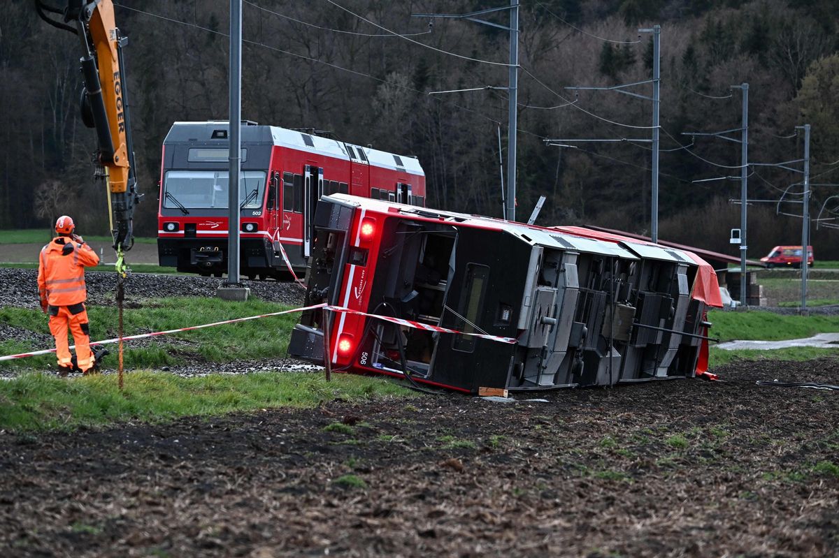 Le site d’un des deux déraillements, près de Luscherz, à une trentaine de kilomètres de Berne. / AFP)