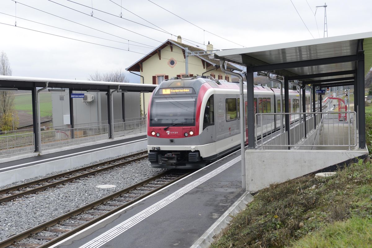 Gare rénovée d'Essert-sous-Champvent avec un train Yverdon-Sainte-Croix du réseau Travys, 27 novembre 2018.