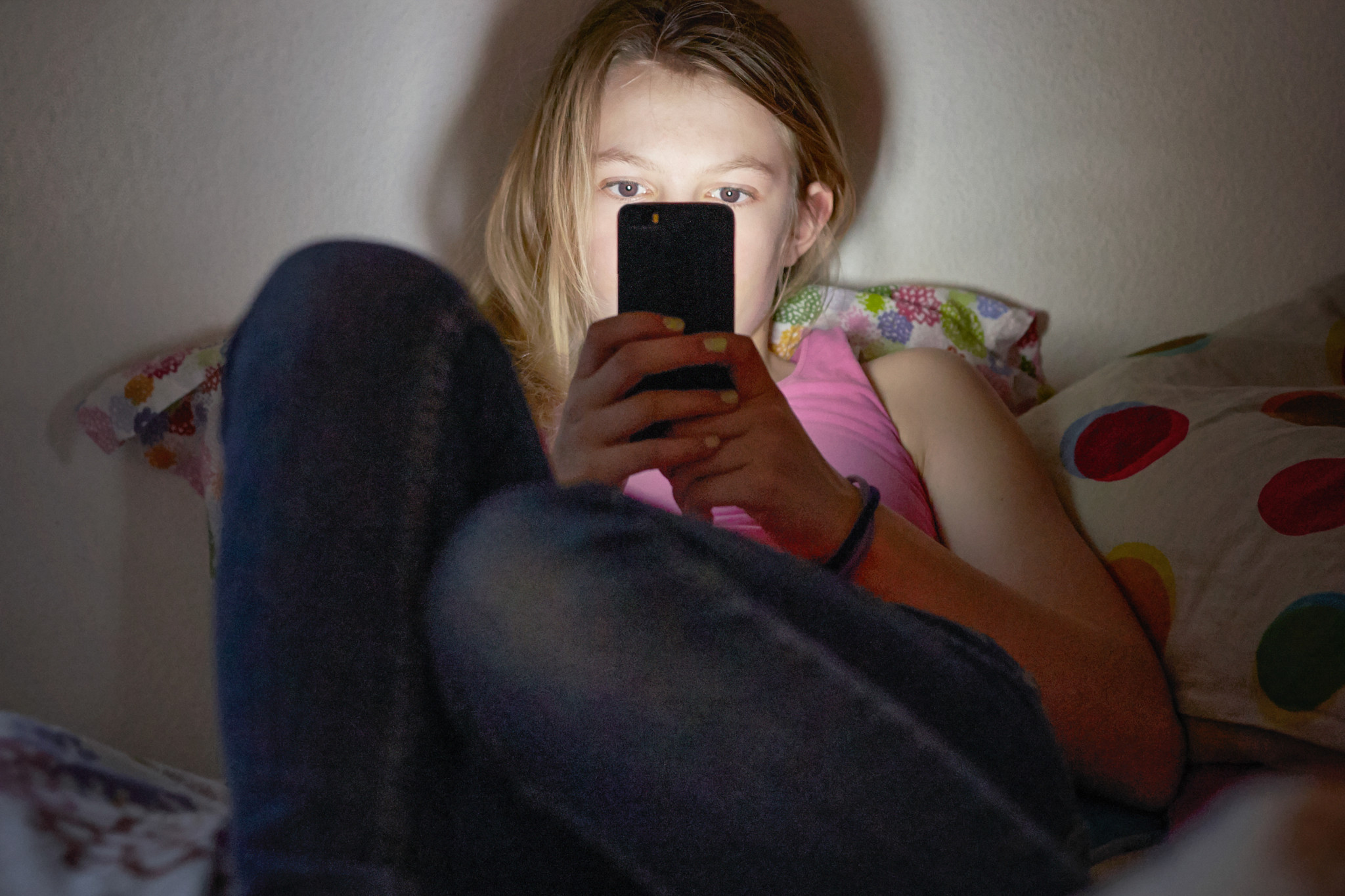 [ Symbolic Image, Posed Picture, ] - Girl sitting on her bed using mobile phone to surf on the internet, to chat. (Photo by KEYSTONE/Christof Schuerpf) 

[ Gestellte Aufnahme, Symbolbild, ] Kind, Maedchen, Telefon, Mobile Phone, Surfen, Chatten, Internet, Pornografie, (KEYSTONE/Christof Schuerpf)