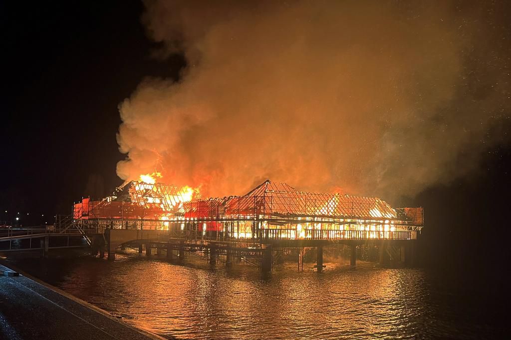 Incendie d’une ancienne cabane de bain centenaire à Rorschach, sur pilotis au bord du lac de Constance, Suisse.
