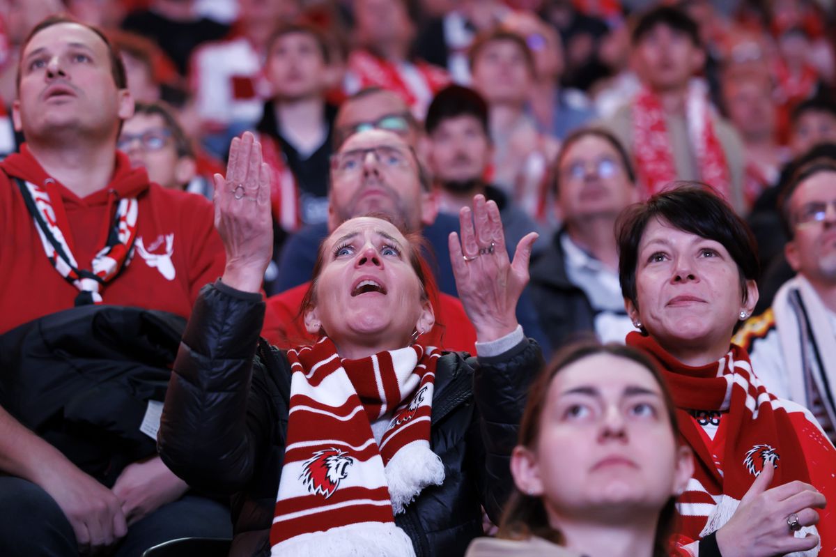 Les supporters du Lausanne HC suivent sur le videotron le match l'acte VII de la finale des play-off du championnat suisse de hockey sur glace de National League entre les ZSC Lions (ZSC) et le Lausanne HC (LHC), lors du Public Viewing, ce mardi 30 avril 2024 a la patinoire de la Vaudoise arena de Lausanne. (KEYSTONE/Salvatore Di Nolfi)