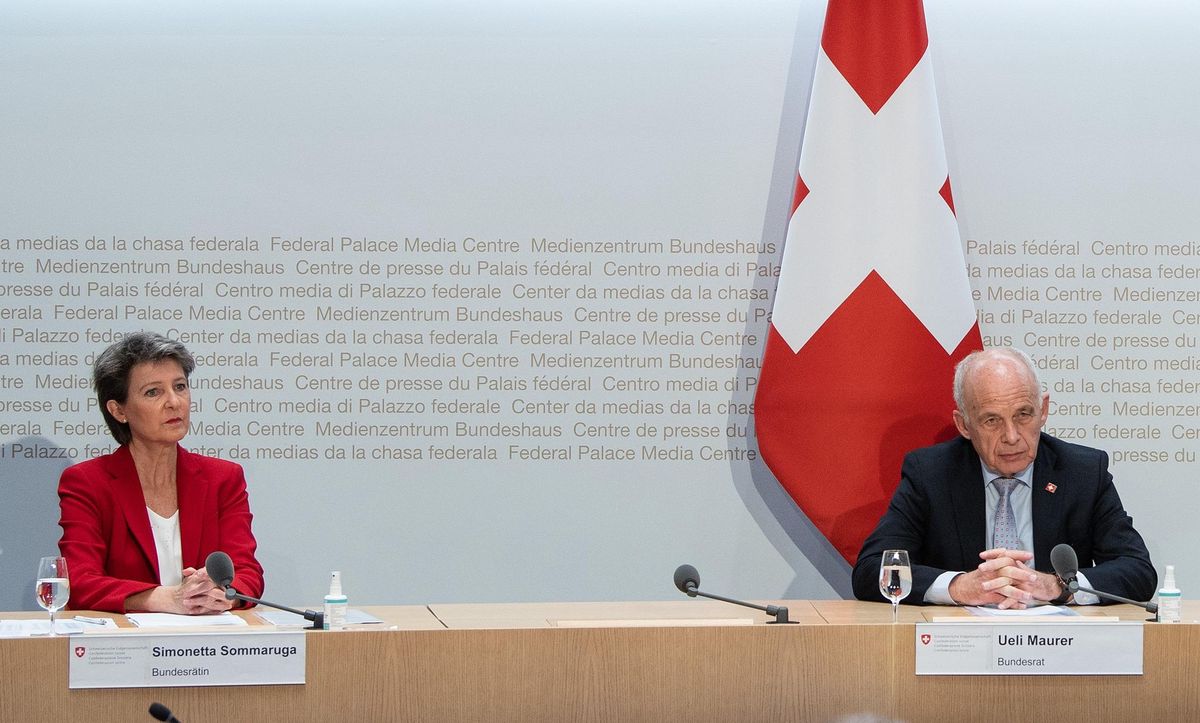 Simonetta Sommaruga et Ueli Maurer n’avaient pas la mine des grands jours après leur défaite. (KEYSTONE/Peter Schneider)