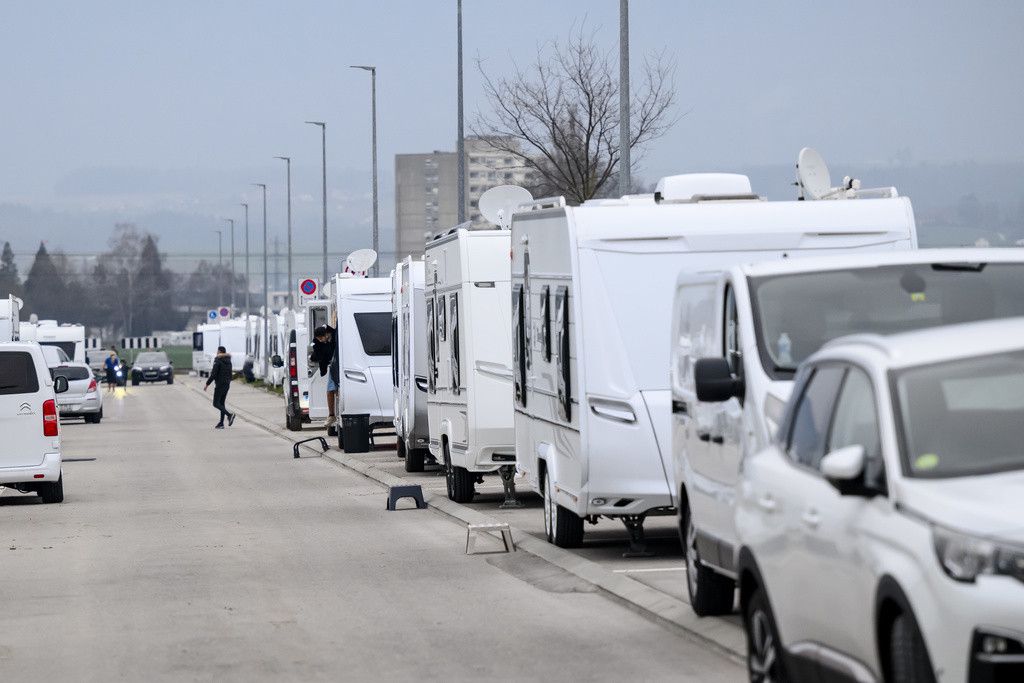 Une vue sur les caravannes des gens du voyage pres du site de Y-Parc le vendredi 8 mars 2024 a Yverdon. Les negociations ont finalement abouti entre le canton de Vaud et les gens du voyage qui s'etaient installes jeudi soir au Chalet-a-Gobet, sur les hauts de Lausanne. Les 43 caravanes presentes sur place ont accepte de partir pour Yverdon. (KEYSTONE/Jean-Christophe Bott)