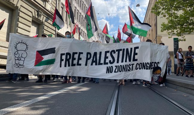 Am Sonntag haben in Basel mehrere hundert Personen an einer bewilligten Kundgebung gegen den Zionisten-Kongress teilgenommen.