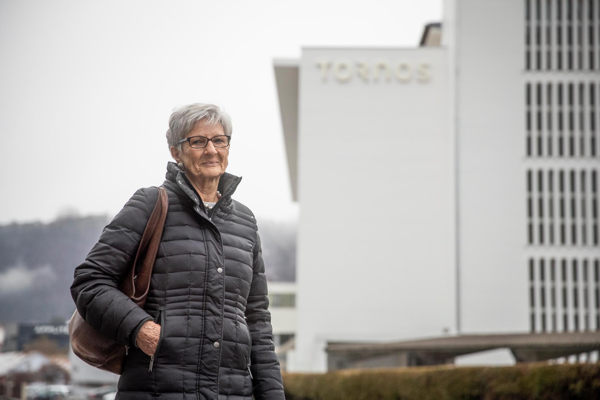 Marcelle Forster, Grande Dame der Berntreuen, vor der Werkzeugmaschinenfabrik Tornos. 