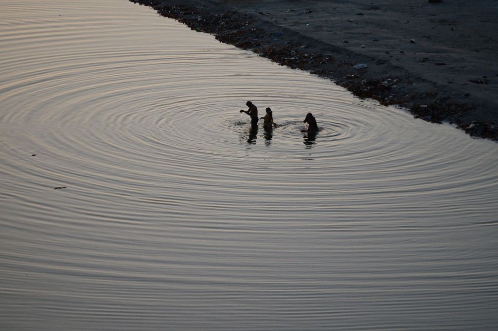 Un magicien indien rate son évasion dans le Gange