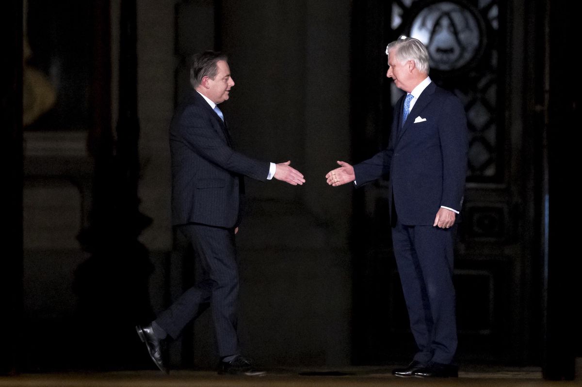 Bart De Wever serre la main du roi Philippe de Belgique lors d’une rencontre au Palais Royal de Bruxelles le 31 janvier 2025, pour négocier la formation d’un gouvernement fédéral.