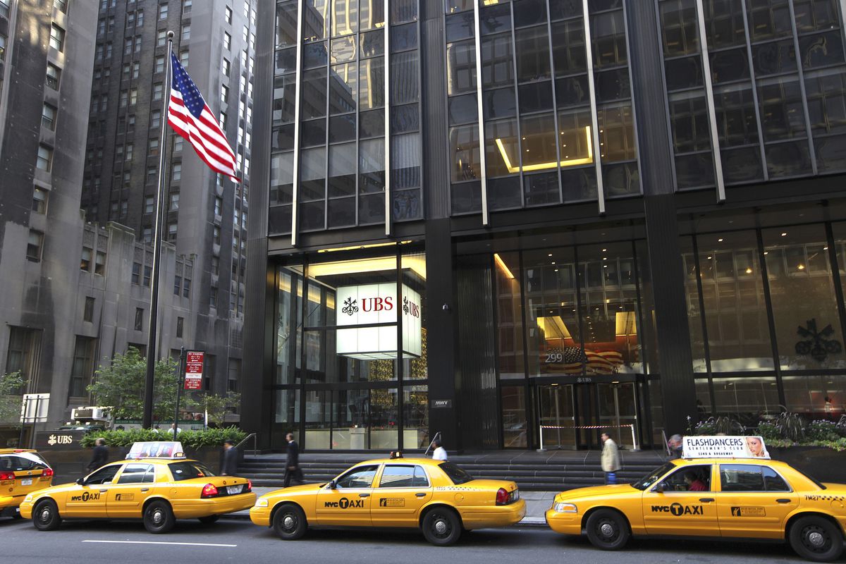 Taxis in front of UBS bank's branch on Park Avenue in New York City, USA, pictured on July 13, 2009. (KEYSTONE/Martin Ruetschi)

Taxis vor dem Sitz der UBS AG an der Park Avenue in New York City, USA, aufgenommen am 13. Juli 2009. (KEYSTONE/Martin Ruetschi)