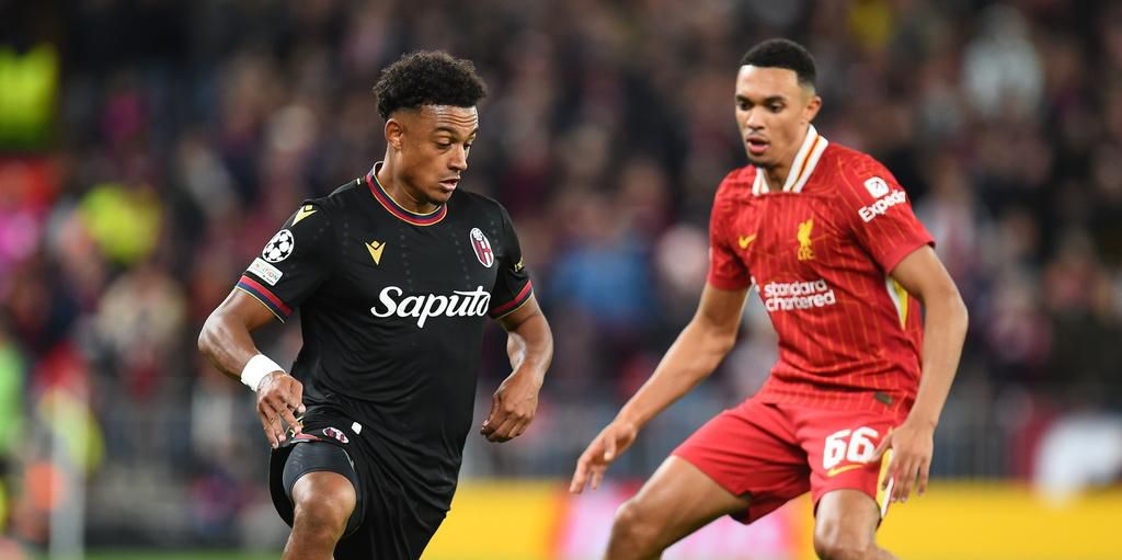 Dan Ndoye, joueur de Bologne, et Trent Alexander-Arnold, de Liverpool, face à face lors du match de Ligue des Champions disputé par leurs deux clubs en septembre 2024. 