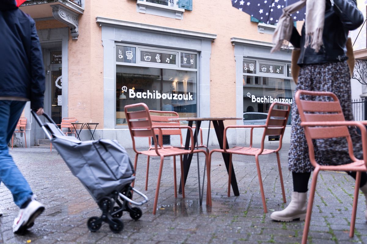 La devanture du bistrot Bachibouzouk à Vevey, le 1er octobre 2024, avec des chaises et tables en métal placées à l'extérieur.